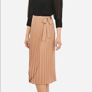 NWT Express Chiffon pleated midi skirt size Medium